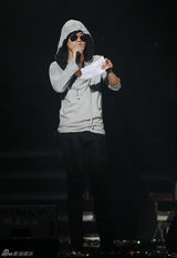 高清图：张杰北京个唱谢娜助阵 唱情歌隔空秀恩爱