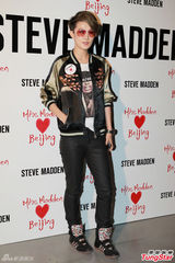 组图：吴莫愁前卫造型捞金 丁子高赞其歌声