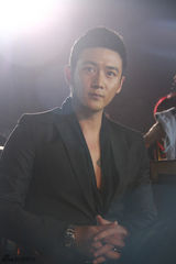 组图：陆毅帅气黑西服亮相金鸡 幽默魅力引尖叫