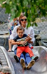 组图：米兰达可儿抱娃玩滑梯荡秋千母爱泛滥