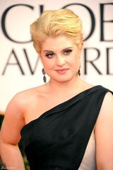 高清图：凯莉-奥斯本礼服亮相香肩柔媚