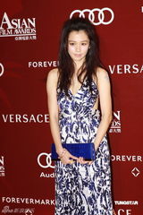 幻灯：亚洲电影大奖红毯 徐若瑄大秀美背