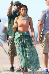 组图：洛佩兹拍新歌MV男友监场 绿色长裙秀美胸