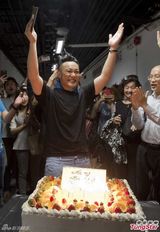 组图：陈奕迅红馆度生日 吹不灭蜡烛笑翻天
