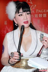 组图：宫雪花爆乳露底教书法 艳压低胸准亚姐