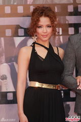 组图：方皓文金像奖红毯黑裙保守 不露事业线