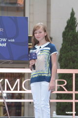 组图：英国小萝莉康妮抵港开唱 想去迪士尼乐园