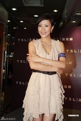 组图：杨怡走秀酬劳能买车买房 笑言与陈豪无绯闻 