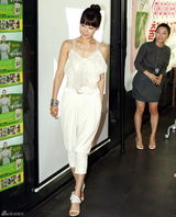 幻灯：韩星韩智慧举行个人随笔集发行纪念会