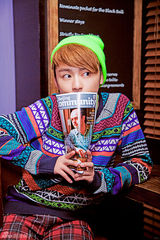 组图：台湾花美男安祐德 圣诞色彩系青春街拍