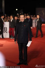 组图：《一九四二》剧组走红毯 张涵予西装帅气