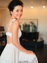 组图：黄小蕾杂志封面出炉 演绎赫本式的优雅