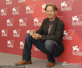 高清：《米克的近路》发布 男星格林伍德“蹲墙角”