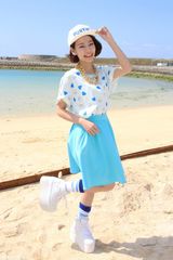 组图：冲绳沙滩秀少女卖萌扮可爱 谐星卖力搞怪