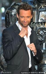 组图：《铁甲钢拳》伦敦首映 休-杰克曼比划拳脚