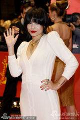 高清：《仰天长啸》首映 导演维多利亚被面具男抱起