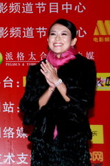 高清图：章子怡泼墨门后首次亮相 仍然戴着鸽子蛋