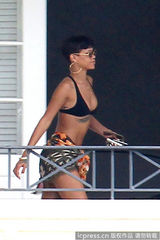 组图：蕾哈娜比基尼海岛度假 翅膀纹身抢眼