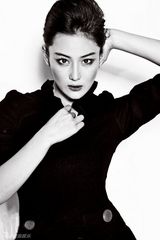 组图：张馨予演绎制服诱惑 新写真玩小资浪漫情怀