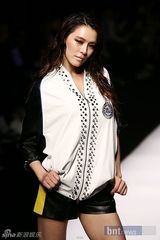 组图：f(x)宋茜与朴宰范全慧彬等众星云集时尚秀场