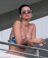 水果姐超低胸比基尼度假 不停放空思念男友(图)