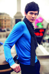 组图：鲍春来登时尚杂志封面 玩转伦敦风情