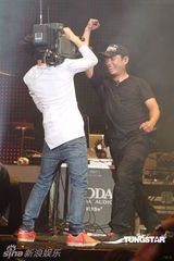 组图：萧敬腾唱《black or white》 向杰克逊致敬