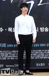 组图：李钟硕尹相铉再合作 挽手飞吻欢乐多