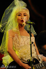 幻灯图：阿朵扮金发新娘性感抢镜 时尚盛典三变装