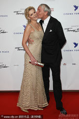 幻灯图：群星柏林出席电影活动 女星盛装亮相抢镜