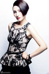 高清图：袁泉烈焰质感大片红唇 颠覆短发冷艳性感