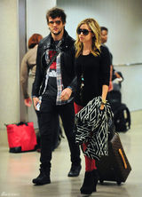 组图：阿什丽-提斯代尔和男友现身机场红裤抢眼