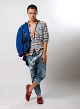 组图：茅子俊《魅力先生》拍性感写真露腹肌