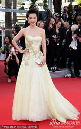 组图：李冰冰戛纳走秀 金色长裙华丽刺绣精致