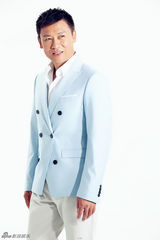 组图：胡亚捷成熟写真魅力迷人