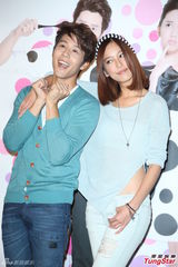 组图：陈庭妮赞胡宇威演技 娇羞称其时刻都在