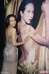 组图：莫文蔚20周年展览揭幕 秀裸背亲吻老公