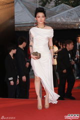 组图：范晓萱亮相金像奖红毯 着白裙秀纹身