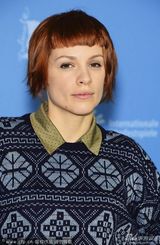 组图：《破碎之家》发布 海尔登贝格粗犷亮相