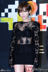 组图：韩星IU与好友秀智主持歌谣大战 众星云集