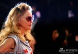 组图：《W.E》首映 麦当娜裙装娇嫩金发红唇美艳