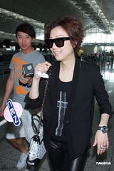 组图：郑秀文许志安携手离港 甜笑否认预支蜜月