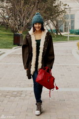 组图：刘芸冬日私服街拍  青春洋溢展率真个性