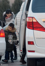 独家：曾子墨携子逛公园 面带憔悴不多言语