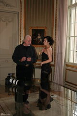 高清图：余男受邀拍柏林特刊 复古造型引人注目