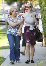 组图：34岁美国女星双胸托宝宝升级I奶