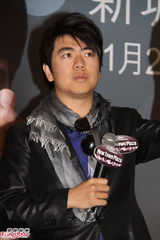 组图：郎朗关心黄晓明脚伤 保持联络送慰问