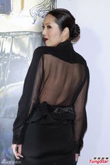 组图：杨千嬅开叉露背再走性感风 为爱子学省钱