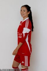 幻灯图:章子怡南非参加团结杯赛 与穆大叔比个头