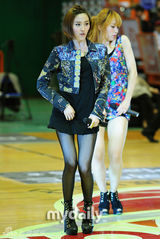 组图：韩女团EXID亮相韩国篮球联赛